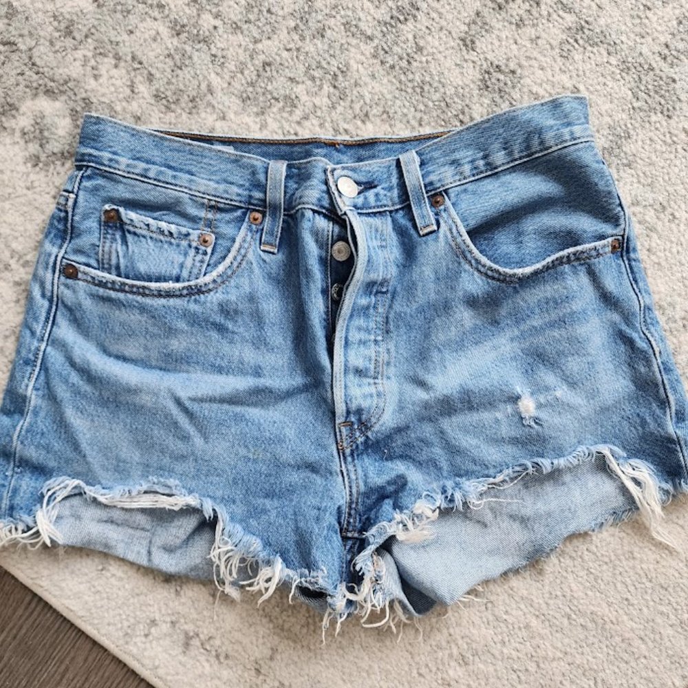 Levis 501 jean shorts w 28